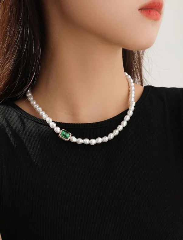 Collana di Perle con Pietra Verde Decorativa